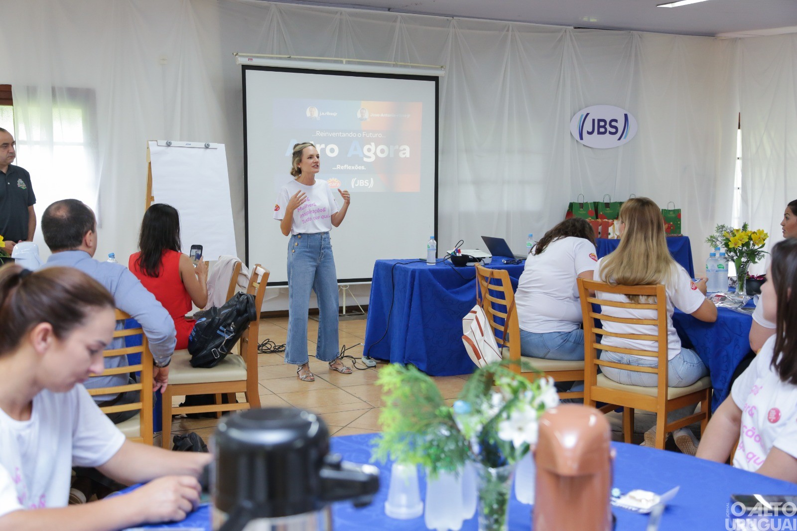 JBS lança curso gratuito para mulheres produtoras de aves e suínos