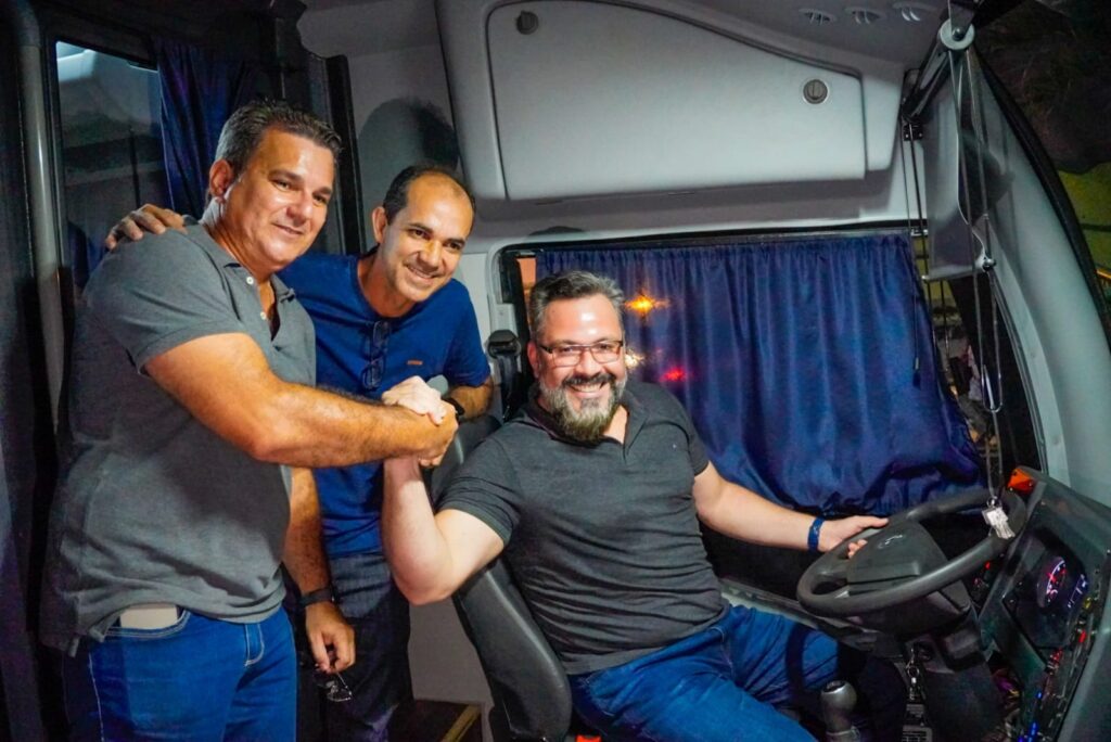 Senador Alan Rick e prefeito Zequinha entregam ônibus ao Conservatório Musical do Juruá