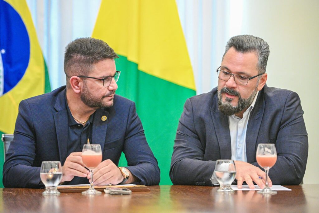 Gladson recebe da bancada federal caderno de projetos de emendas parlamentares para 2025