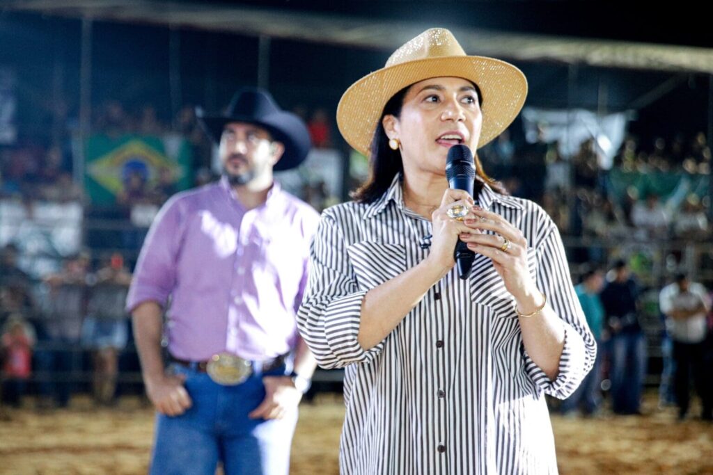 Em Plácido de Casto, Mailza participa da abertura da maior feira de agronegócio do município e reforça apoio do Estado
