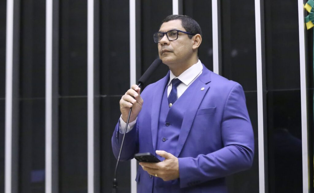 Coronel Ulysses vota contra projeto que cria 160 cargos comissionados no STF: “Calada da noite”