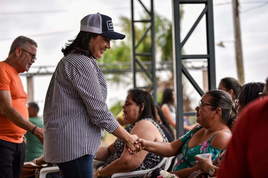 Mailza ouve moradores e produtores do Quixadá durante audiência e promete buscar soluções para a estrada