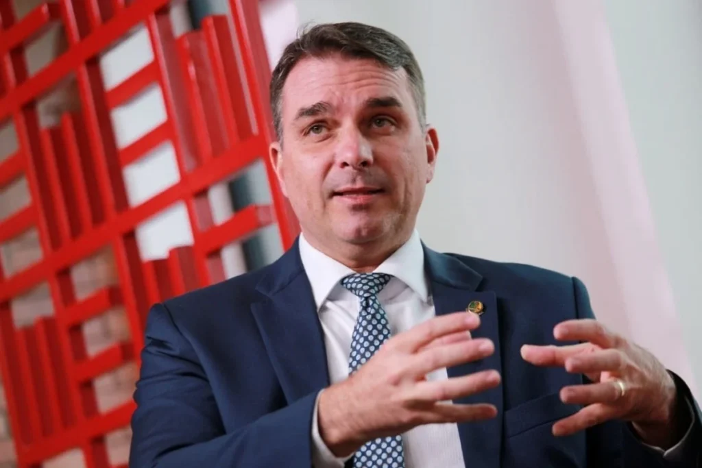 ‘Ninguém sabia quem era Tarcísio’, diz Flávio Bolsonaro