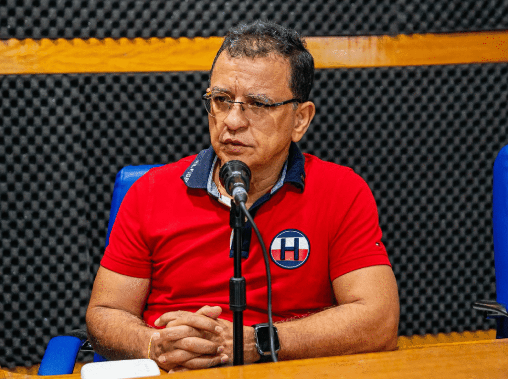 Luiz Gonzaga destaca importância da regularização fundiária durante entrega de títulos em Cruzeiro do Sul