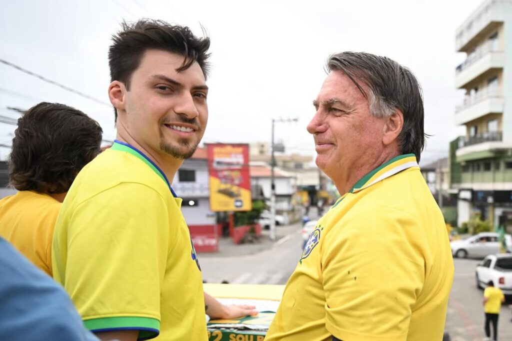 ‘Velho é resiliente demais’, diz Jair Renan sobre Bolsonaro