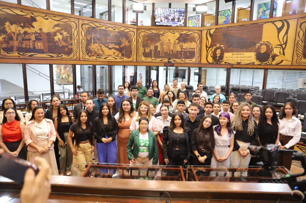 Alunos da rede pública tomam posse no âmbito do programa Jovem Parlamentar Acreano
