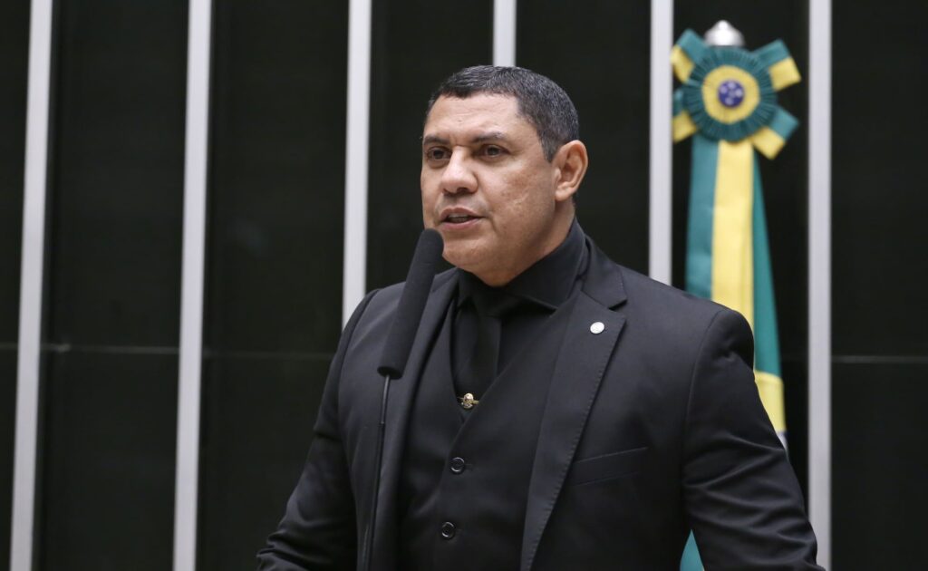 Coronel Ulysses assina PEC anti-tarifaço que exige aval do Congresso para mudanças em impostos