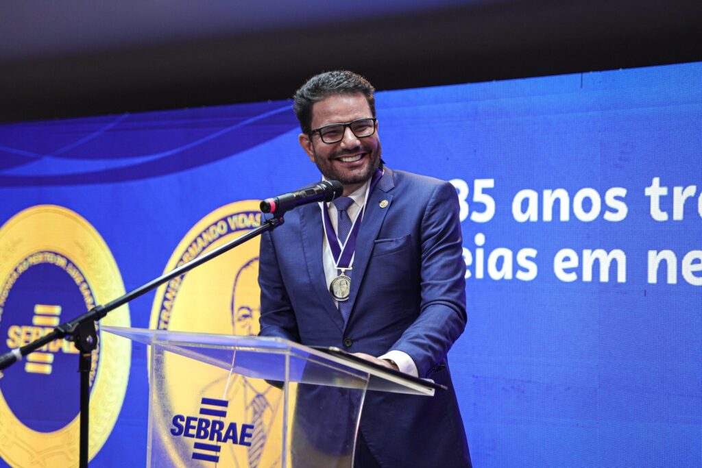 Em celebração aos 35 anos do Sebrae no Acre, governador recebe homenagem e destaca impacto da instituição no desenvolvimento do estado