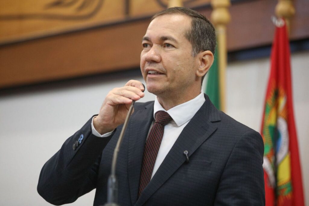 Gene Diniz convida parlamentares para sessão solene em homenagem a reservistas da PM e Bombeiros na Aleac