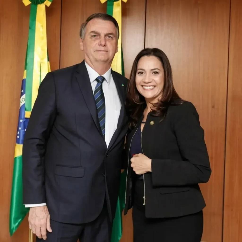 Mailza parabeniza Bolsonaro pelos 71 anos e deseja “força e pronta recuperação”
