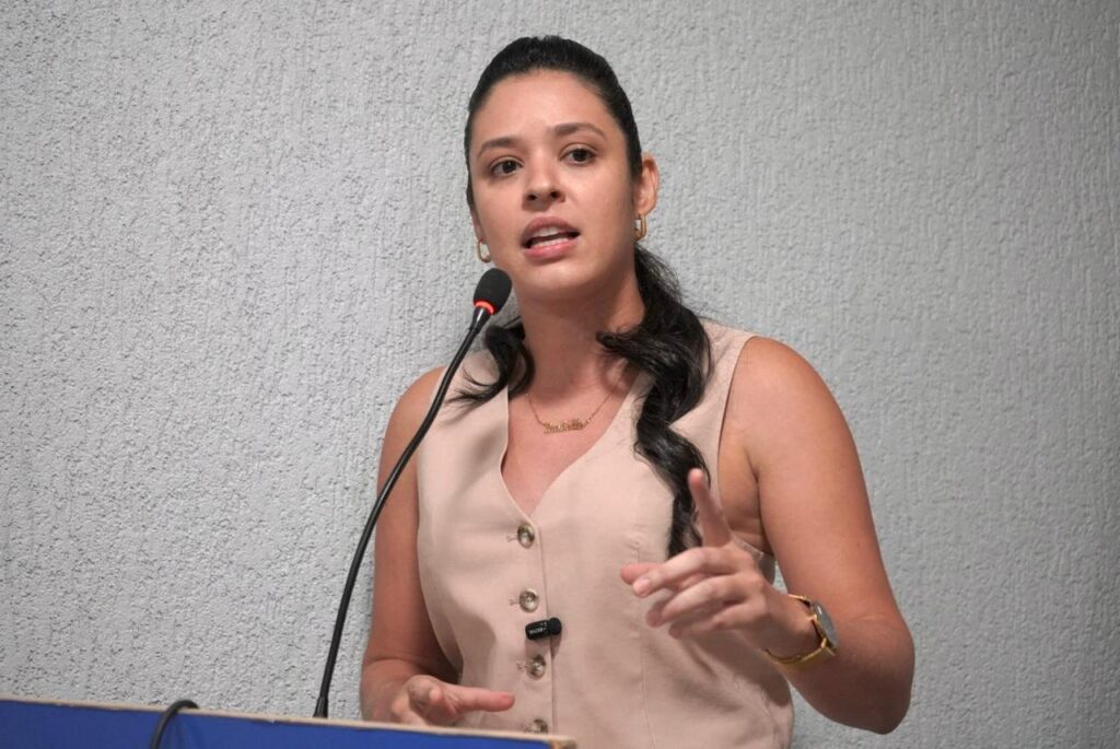 Vereadora critica proposta de redução de turno em escola e questiona gestão da educação em Brasiléia