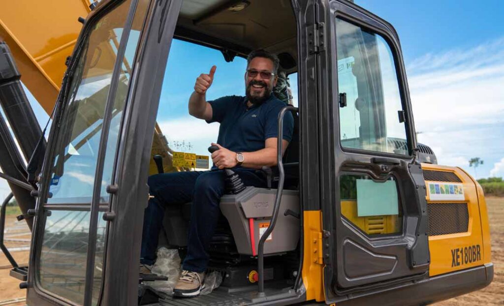 Alan Rick articula mais de R$ 36 milhões em máquinas, veículos e equipamentos para fortalecer produção rural e serviços nos municípios do Acre