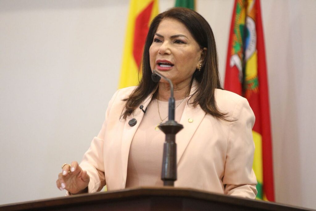 Antônia Sales destaca protagonismo feminino e defende governadora Mailza Assis durante sessão na Aleac