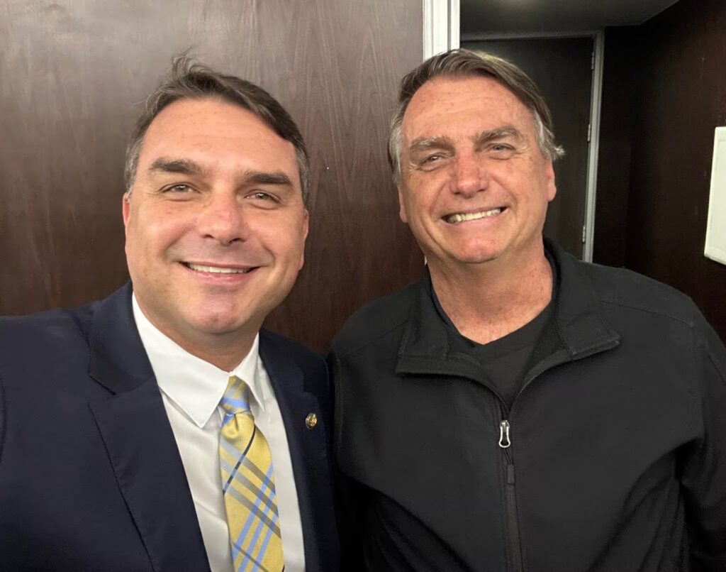 E o Jair? Direita discute papel do ex-presidente na campanha de Flávio Bolsonaro