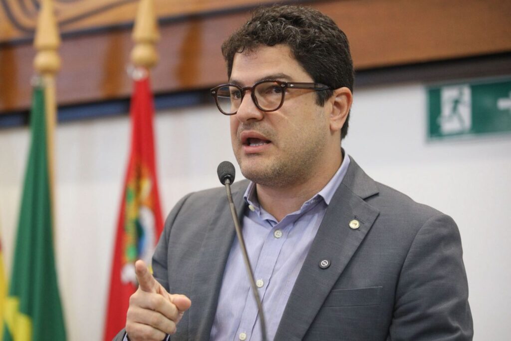 Eduardo Ribeiro destaca importância do setor atacadista e distribuidor durante sessão solene em homenagem à Adacre