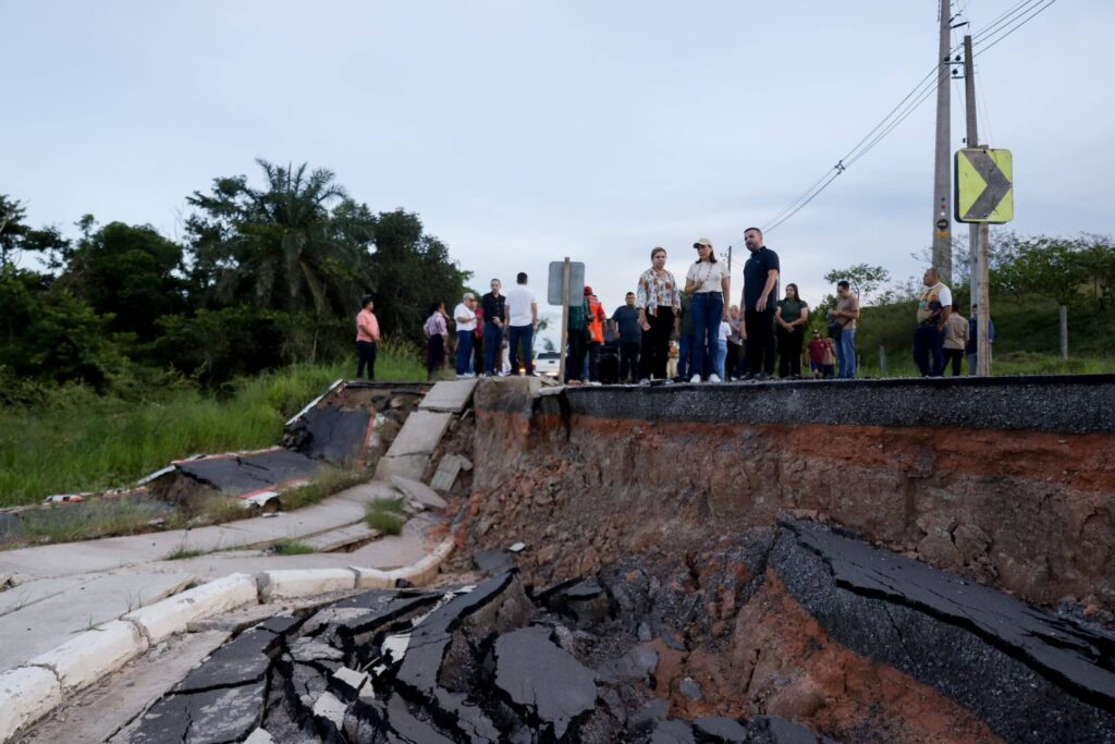 Em Tarauacá, governadora vistoria trecho de via que desabou e garante celeridade em reparos