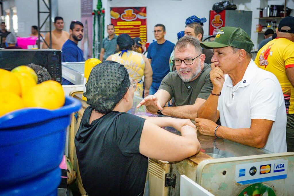 Marcio Bittar e Alysson Bestene tomam café com feirantes do Mercado Elias Mansour e ouvem comerciantes sobre obras de reestruturação