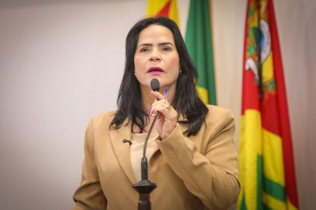 Maria Antônia homenageia jornalistas, defende avanços na saúde e apresenta indicação para Porto Acre