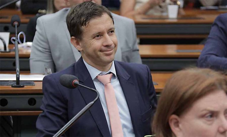 Projeto de Velloso propõe novas regras para o IPVA e abre caminho para redução do imposto