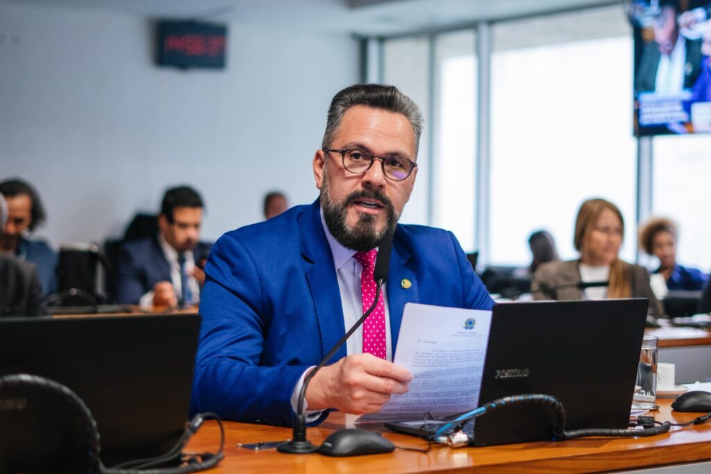 Relatada por Alan Rick, lei cria incentivo direto à reciclagem no país