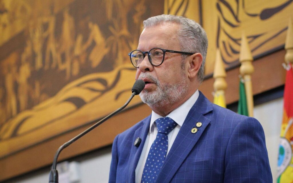 Afonso Fernandes defende acolhimento psicológico nas escolas e valorização da cultura acreana na Aleac