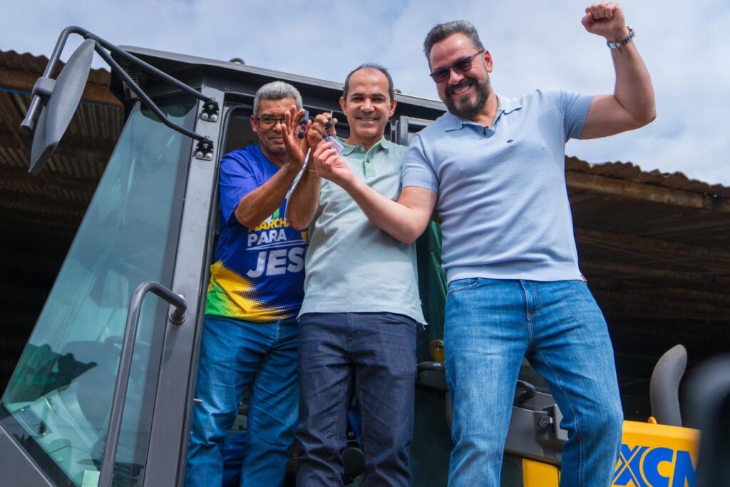 Alan Rick e Zequinha entregam máquinas e casas de farinha móveis para fortalecer a produção rural em Cruzeiro do Sul