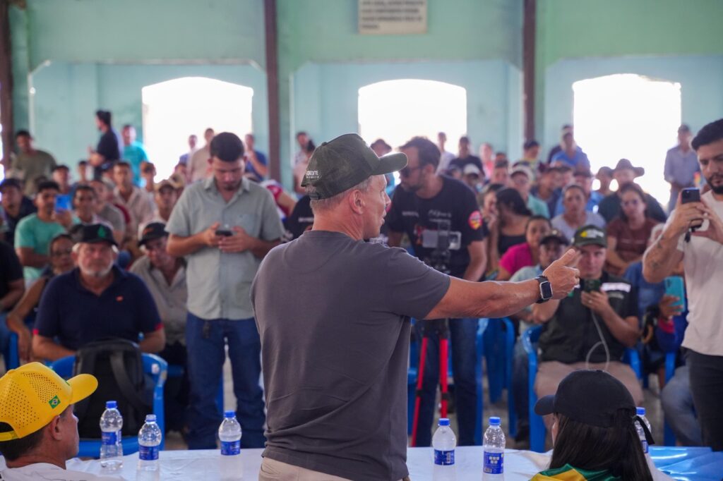 “Eles são pagos para dominar a Amazônia”: Bittar critica ONGs em ato de moradores da Reserva Chico Mendes