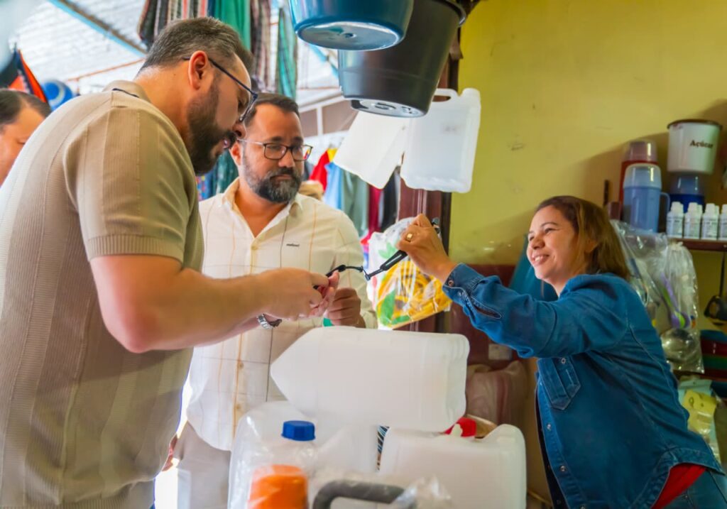 Entre comerciantes e recebendo o carinho do povo, Alan Rick acompanha melhorias no Mercado do Agricultor de Feijó