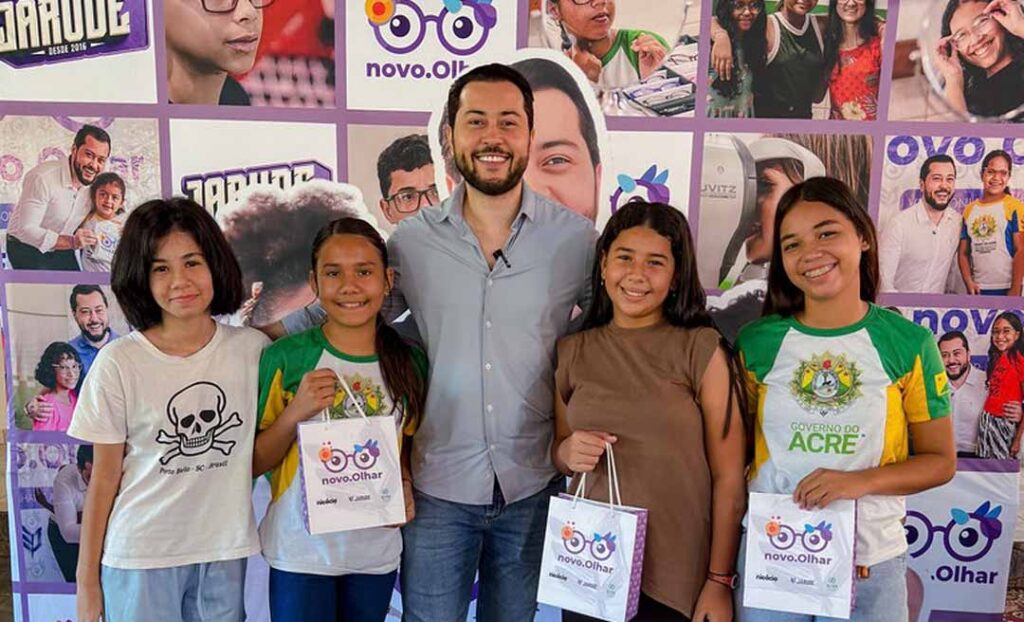 Jarude entrega mais 50 óculos a estudantes da Escola Fontenele de Castro em Sena Madureira