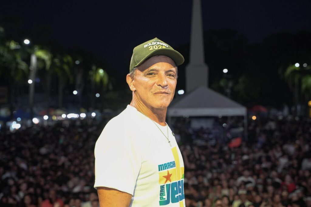 Na 30ª Marcha para Jesus, Bittar ora pela esposa e pelo filho que está chegando e celebra fé com fiéis