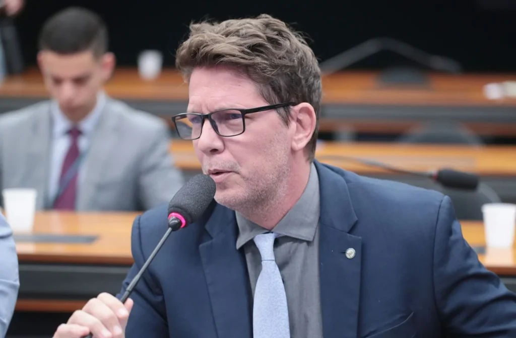 No Bahrein, Mário Frias acompanhou de longe vazamento de conversa de Flávio