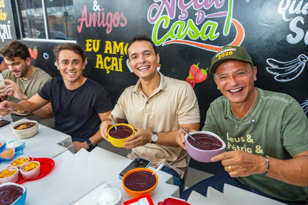 Vai um açaí aí? Nikolas chega a Feijó, tira foto com moradores e segue rumo a Tarauacá