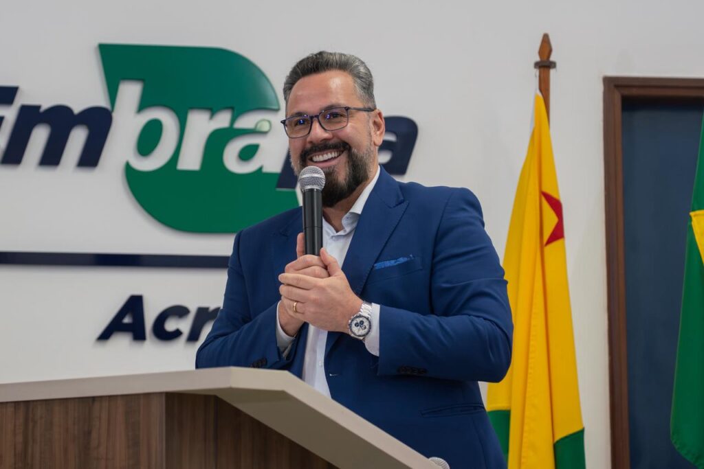 Alan Rick é homenageado pela Embrapa Acre durante solenidade de 50 anos da instituição no estado