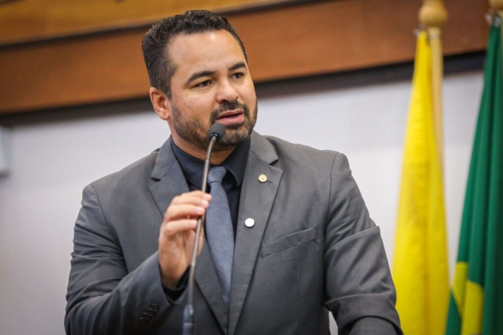 Arlenilson Cunha destaca aprovação de homenagem a Enéas Carneiro em instituição estadual de ensino superior