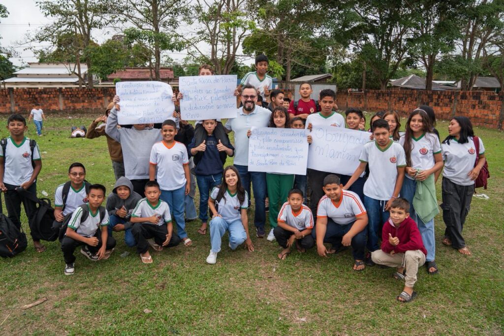 Estudantes recebem Alan Rick com cartazes de agradecimento em Santa Rosa do Purus