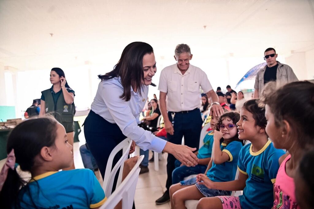 Mailza assina convênio de R$ 600 mil para reforma de escolas rurais e entrega mais de 2 mil kits escolares em Acrelândia