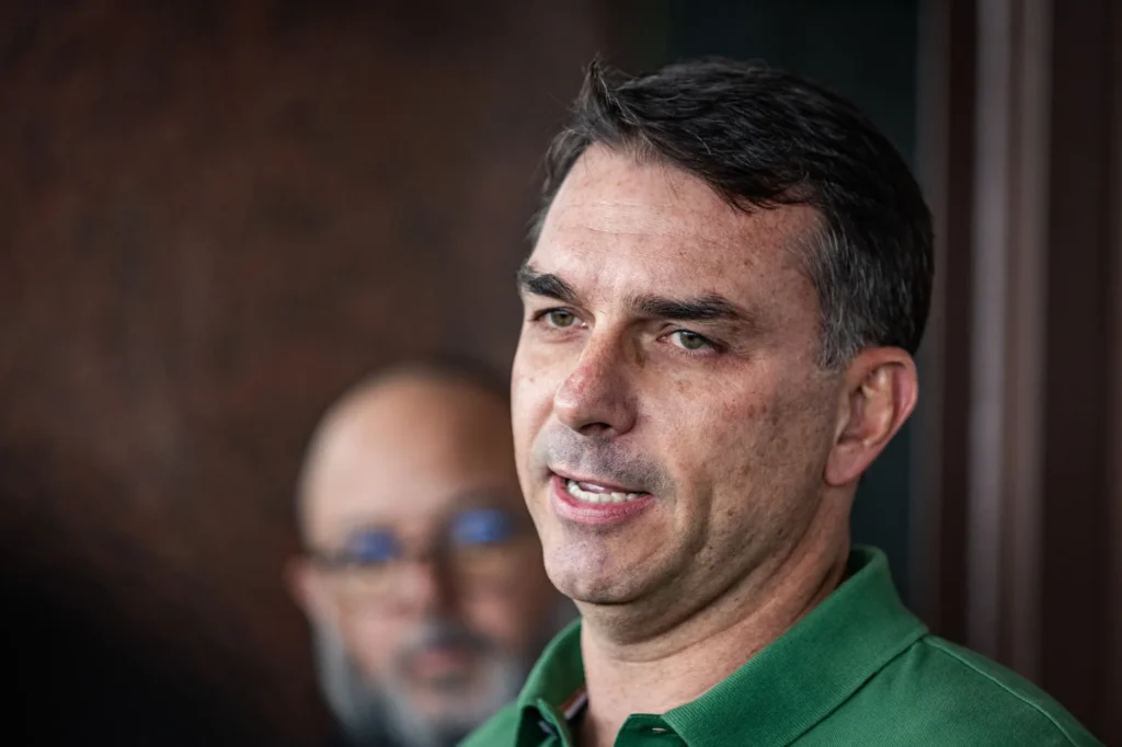 TSE manda remover publicação de IA que associava Flávio Bolsonaro a Vorcaro