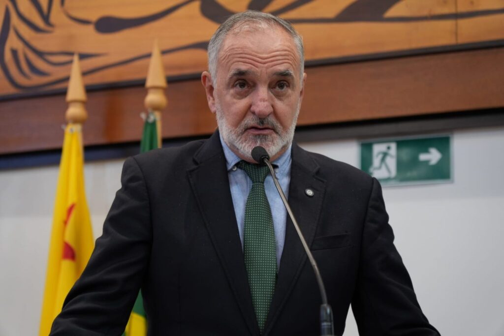 Tchê defende fortalecimento das prerrogativas da Aleac e manifesta apoio a Eduardo Ribeiro após questionamentos sobre emenda