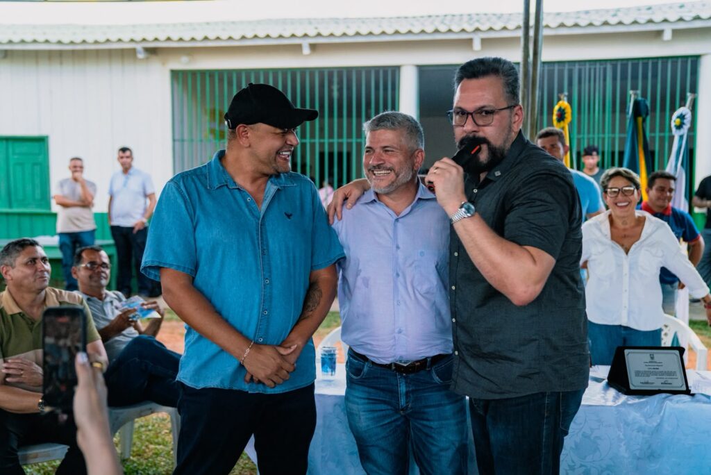 Alan Rick e Sérgio Mesquita entregam escavadeira hidráulica para fortalecer produção agrícola na Reserva Chico Mendes, em Epitaciolândia