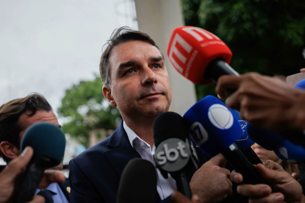 Flávio Bolsonaro lidera corrida presidencial no Acre com vantagem de quase 27 pontos sobre Lula