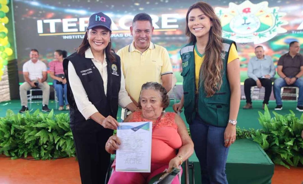 Goveradora Mailza Assis entrega mais de 400 títulos definitivos famílias em Assis Brasil