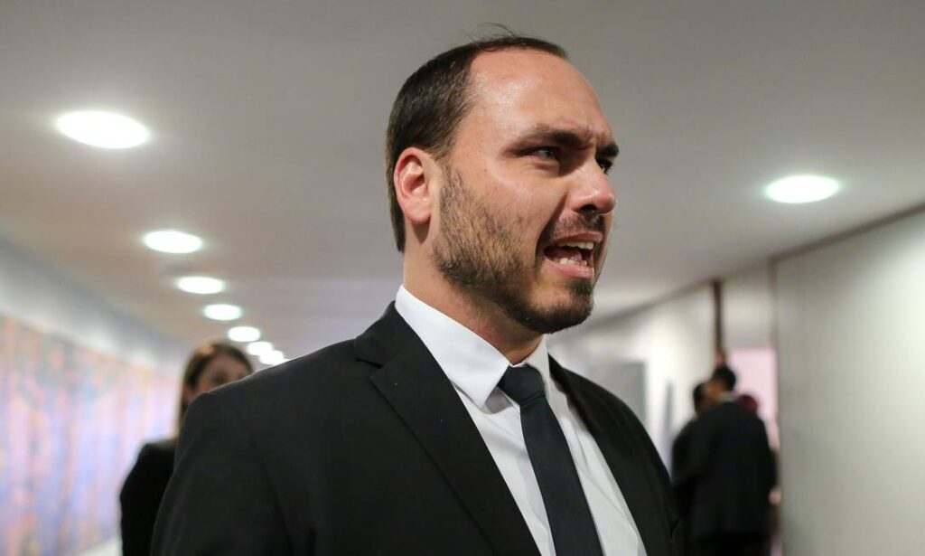 ‘Parem de torturar meu pai’, diz Carlos após buscas da PF na casa de Bolsonaro