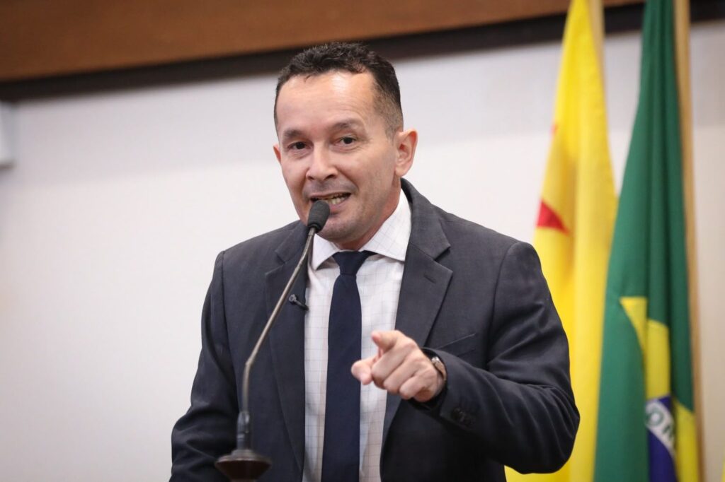 Adailton Cruz cobra pagamento de bolsa de qualificação a servidores da saúde de Xapuri