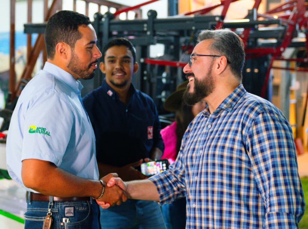 Alan Rick recebe o carinho do público durante caminhada no Parque de Exposições