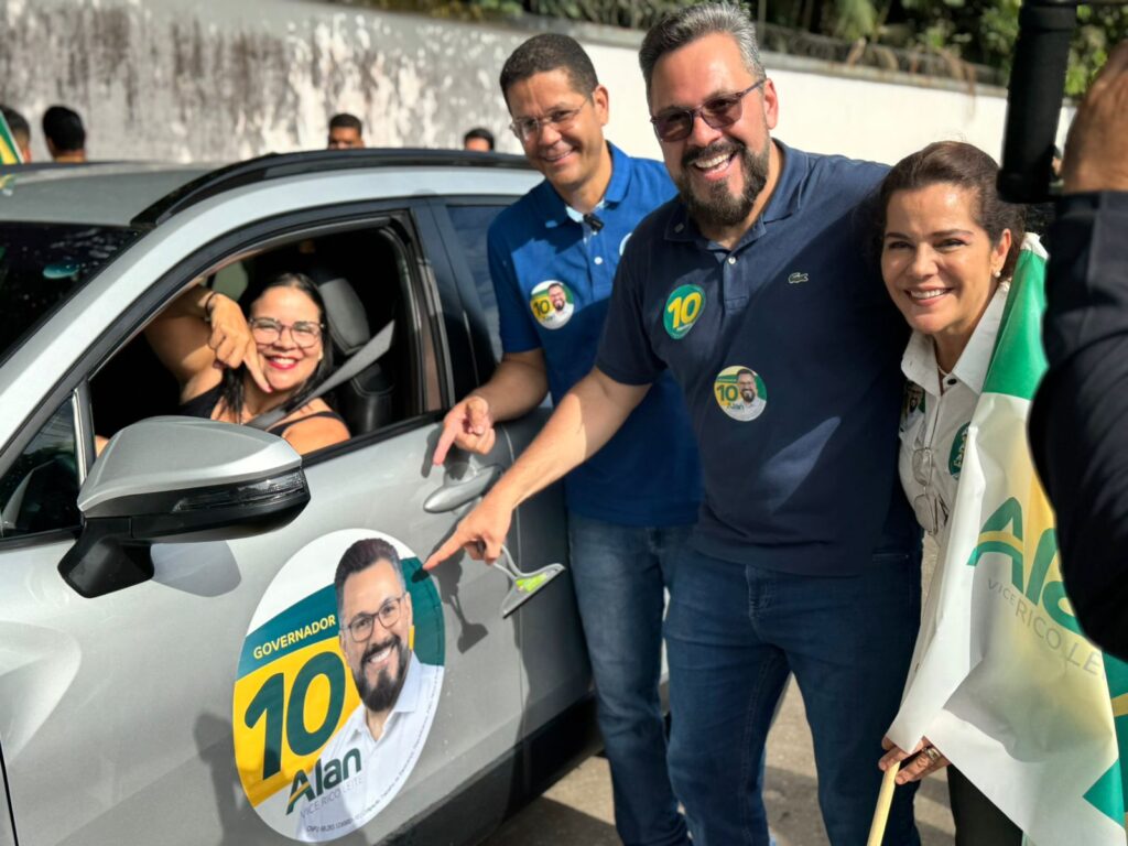Fila de carros toma Avenida Lauro Müller em adesivaço de Alan Rick em Cruzeiro do Sul