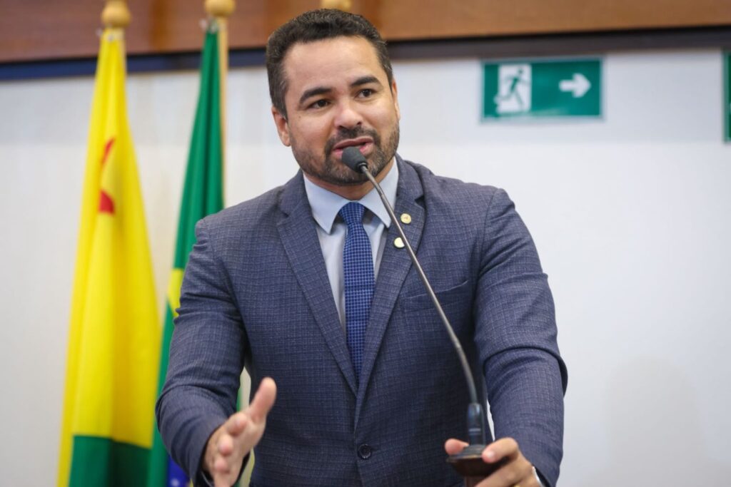 Mailza sanciona lei de Arlenilson Cunha que regulamenta jornada de 30 horas para psicólogos e assistentes sociais