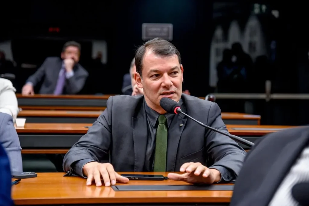 Relatório de Roberto Duarte aprova prioridade no PROUNI para jovens vítimas de violência e abandono familiar