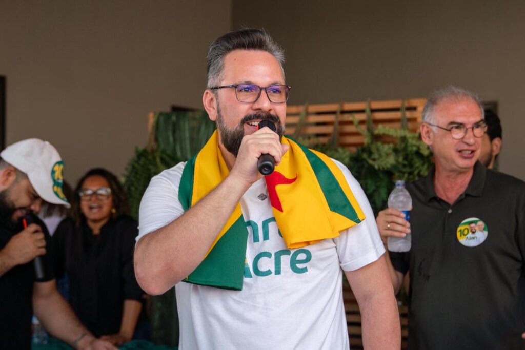 Alan Rick caminha pelo comércio de Capixaba e defende agroindustrialização para gerar emprego e renda