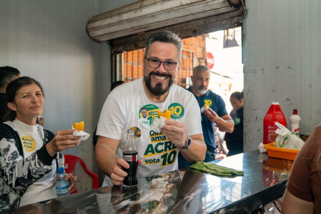 Em caminhada no Manoel Julião, Alan Rick aponta drenagem, segurança e saúde como prioridades para a regional