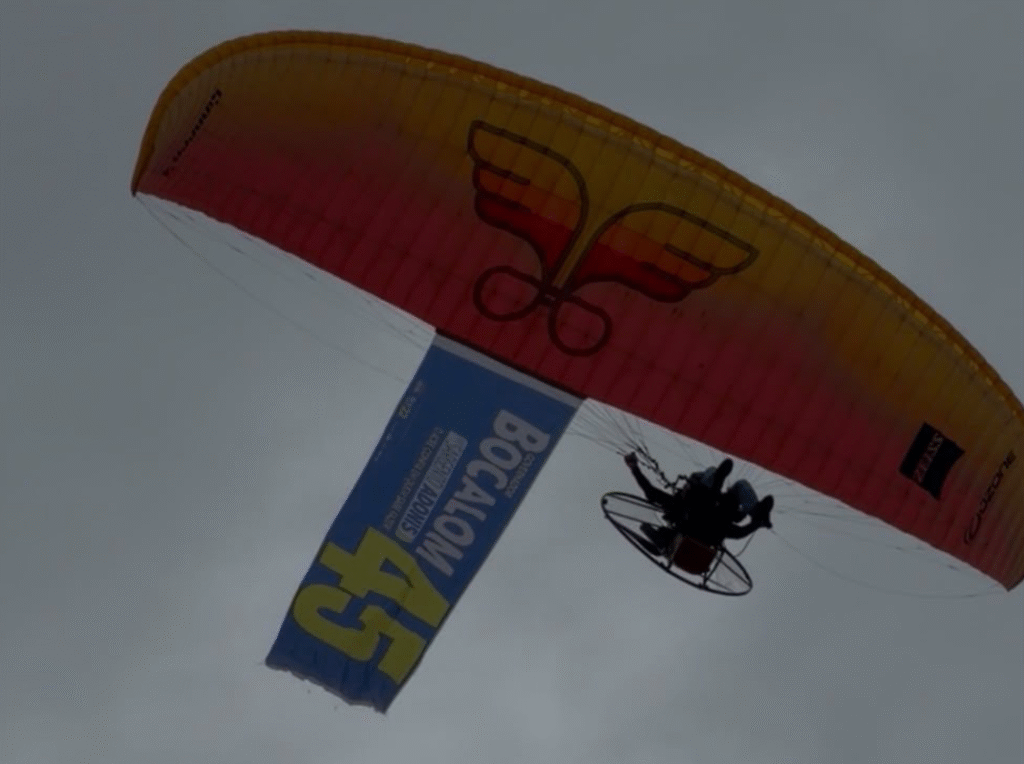 Parapente com mensagem de Bocalom marca carreata do Dia da Independência em Rio Branco